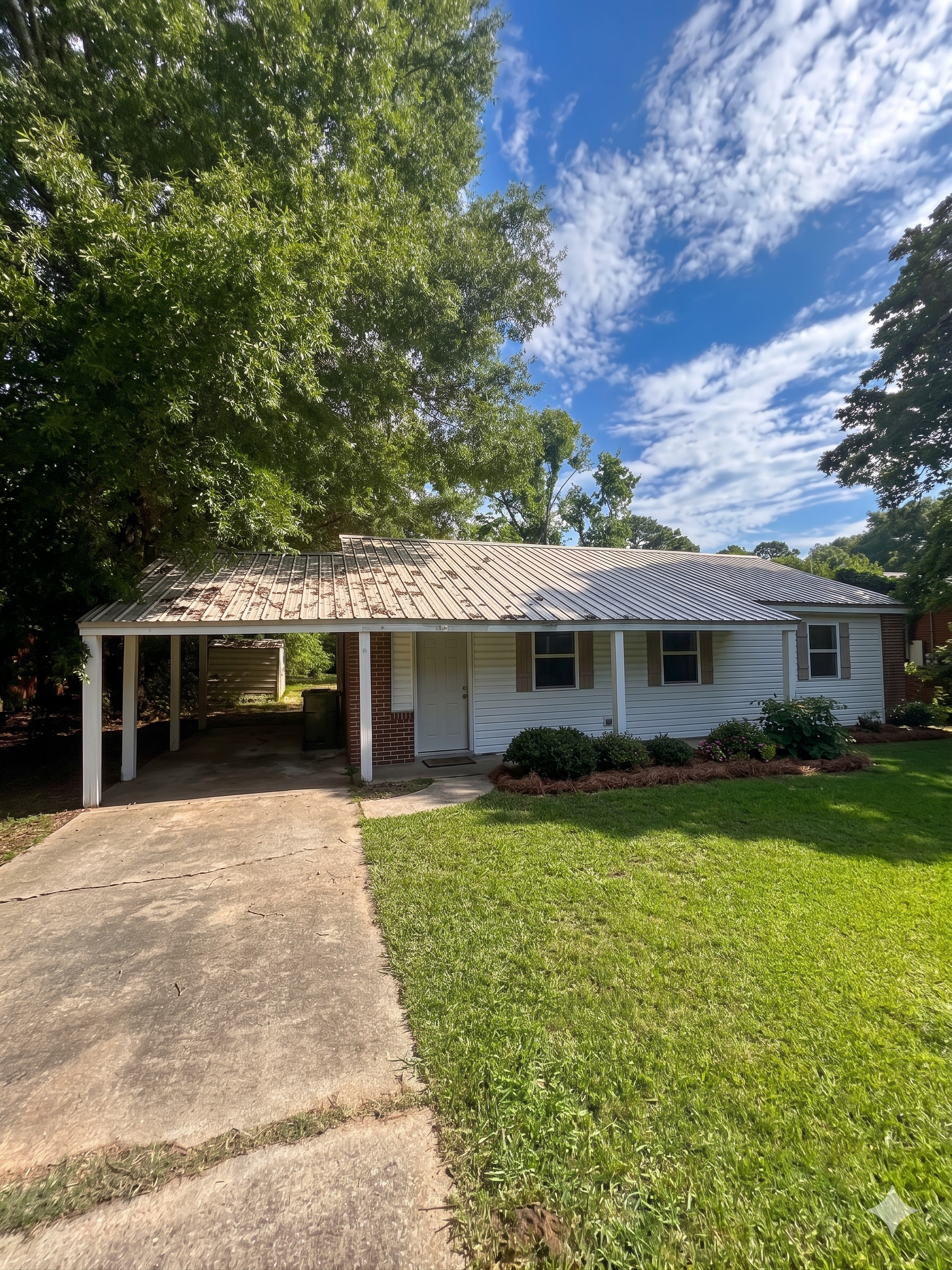 Montgomery House: 370 Collinwood Ave