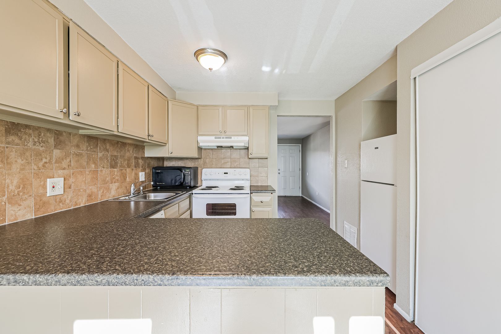 Lakewood Apartment: 6464 W 13th Ave