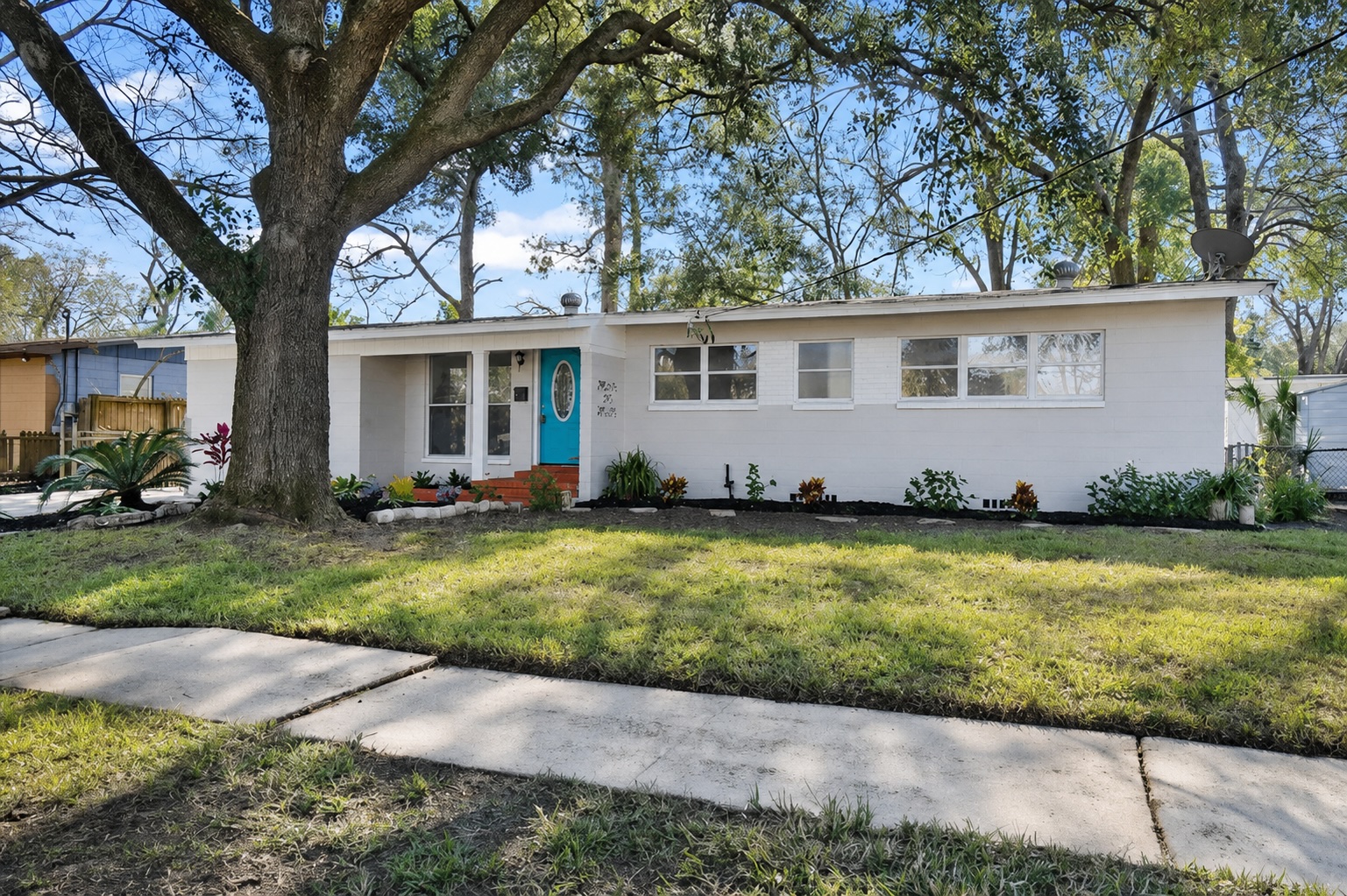 Jacksonville House: 5252 Santa Monica Blvd N