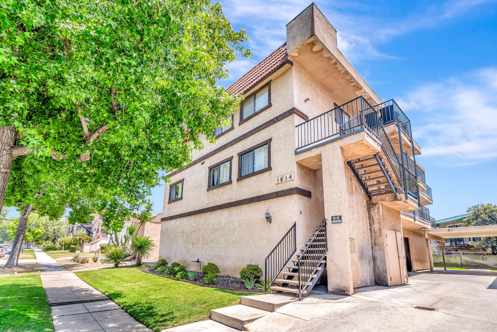 Glendale Condo: 1614 E Chevy Chase Dr