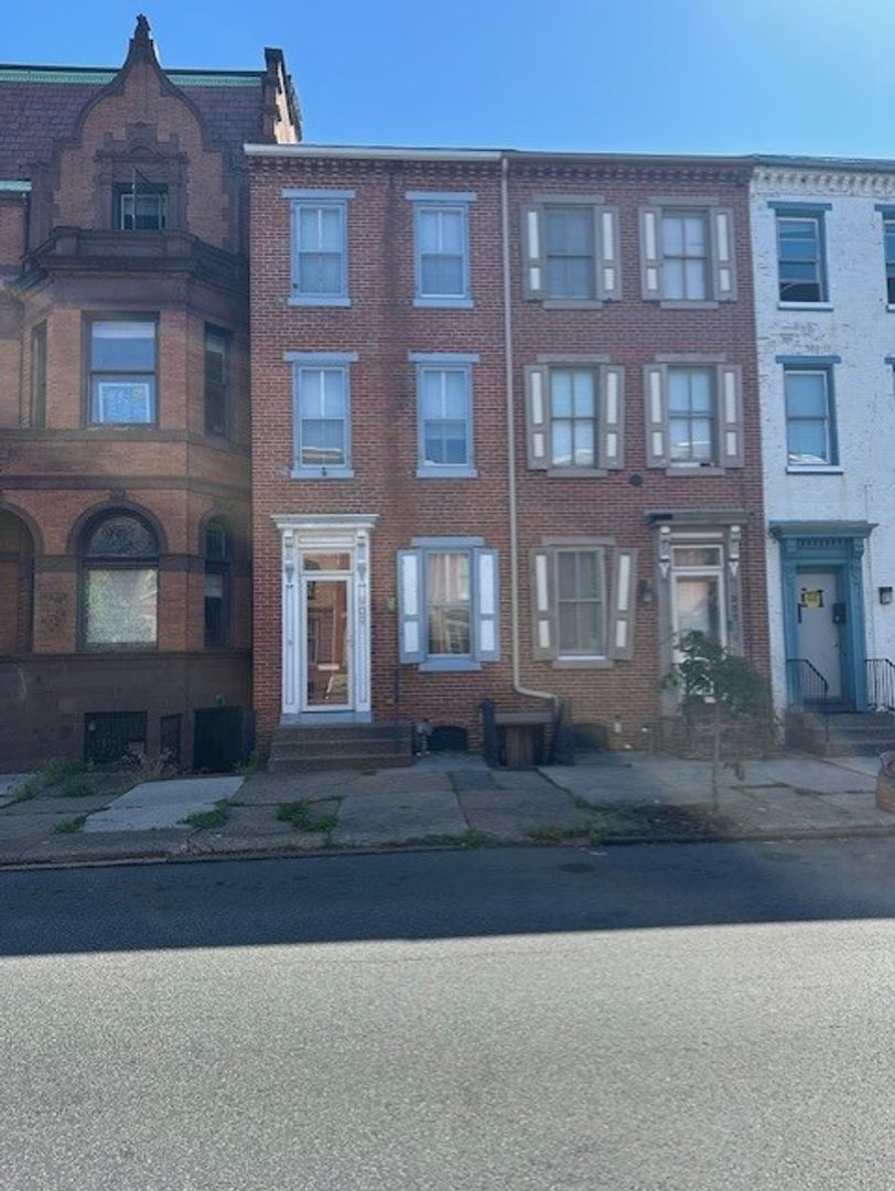 Harrisburg House: 909 N 2nd St.