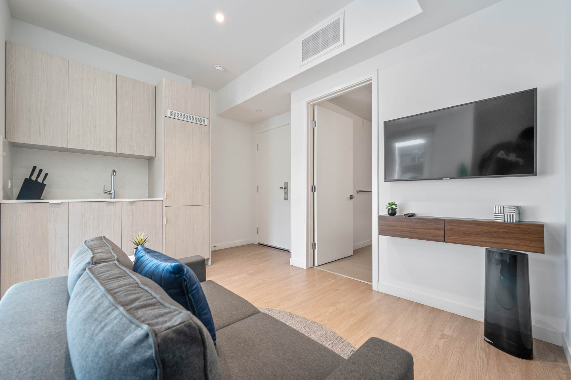 Los Angeles Apartment: 5843 W 88th St