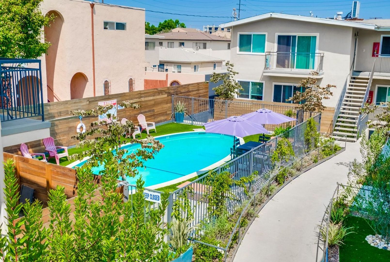 Inglewood Condo: 333 W Queen St