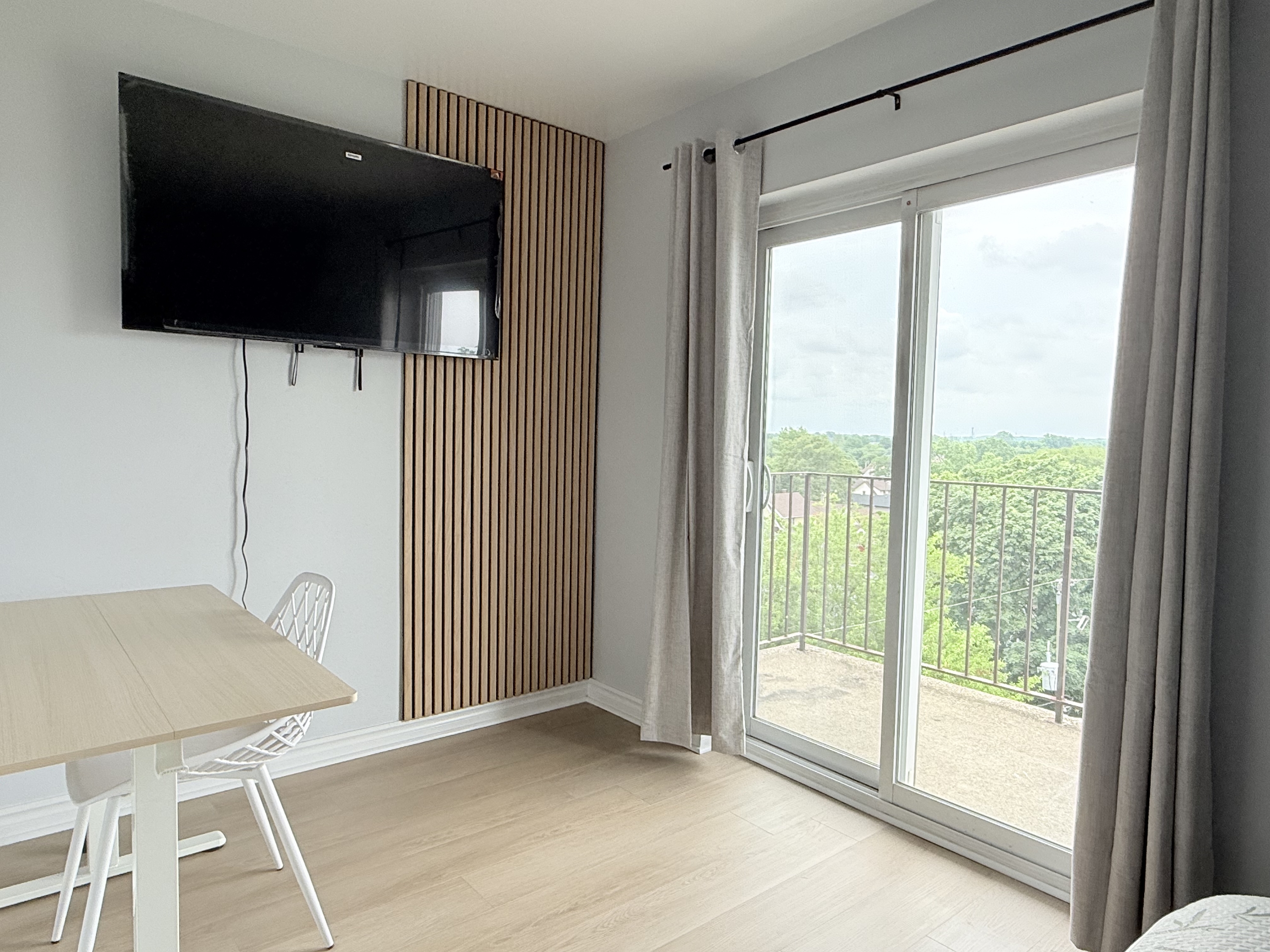 Windsor Condo: 1989 Wyandotte St W