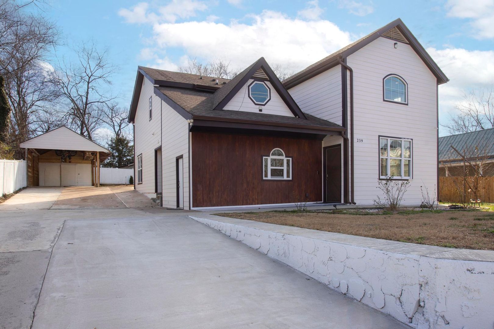 Gallatin House: 239 E Bledsoe St