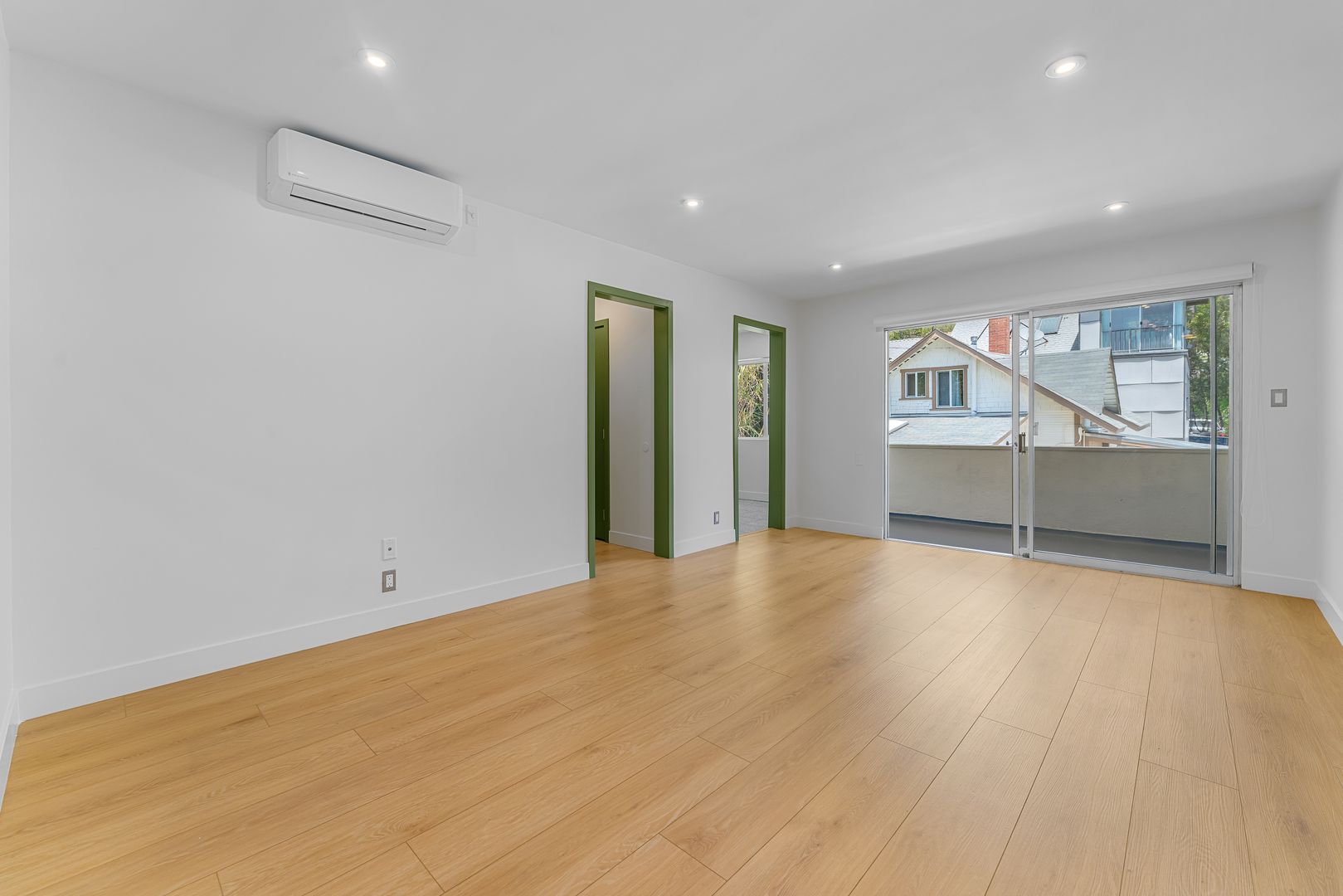 Los Angeles Apartment: 6615 Franklin Ave
