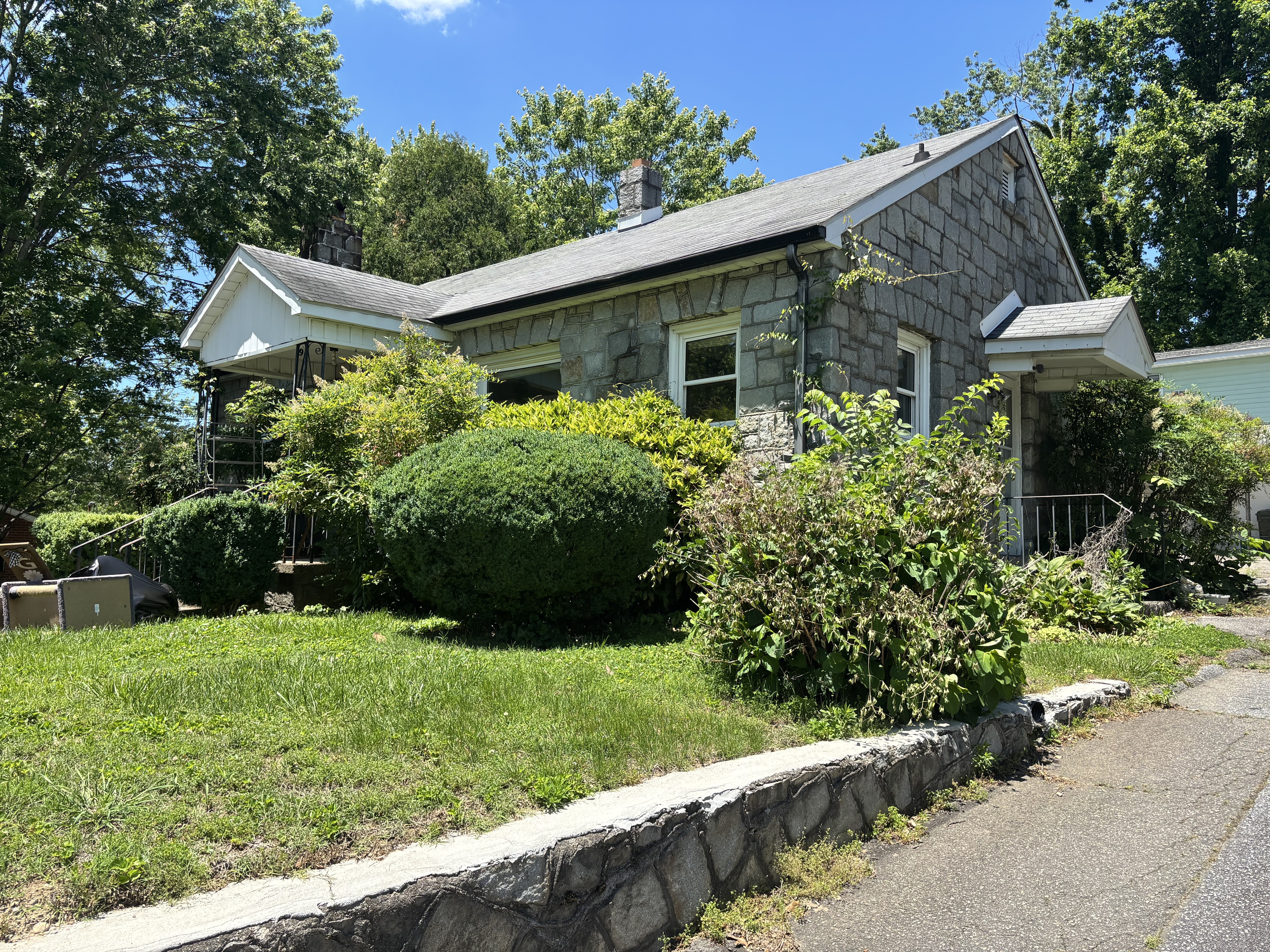 Hendersonville House: 323 Allen Street