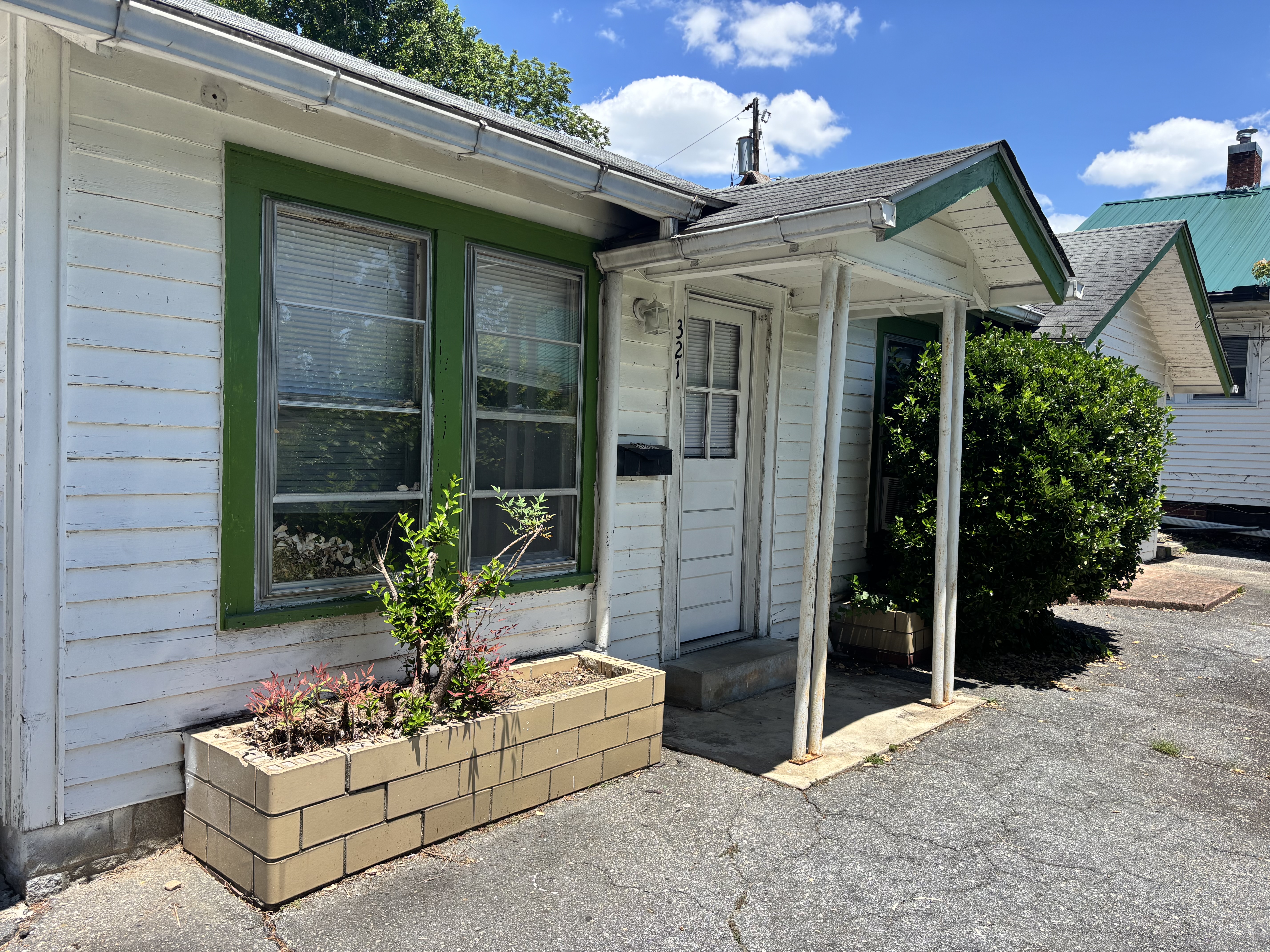 Hendersonville House: 321 W Allen St