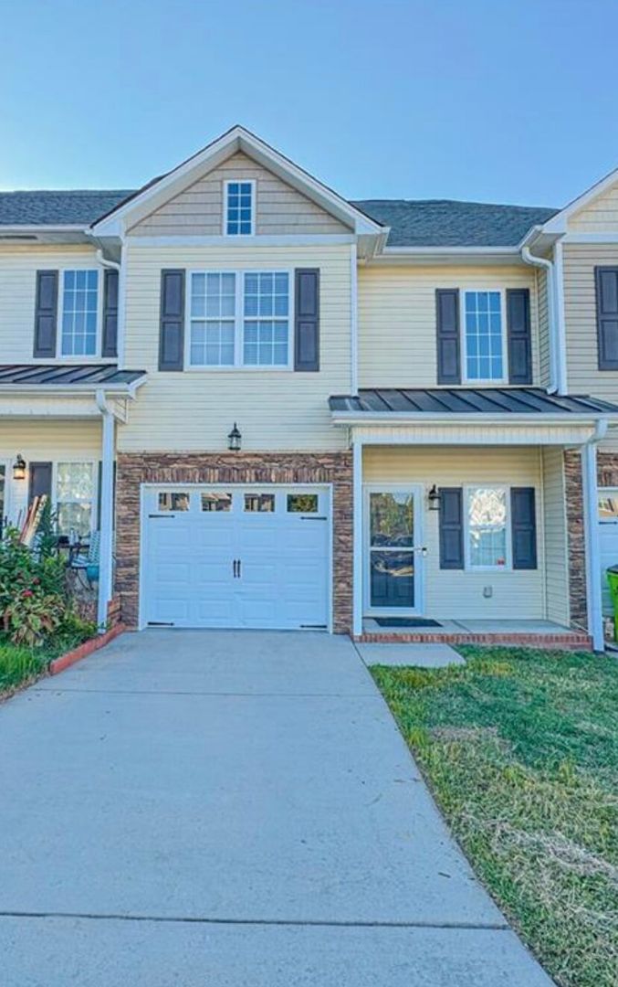 Clemmons House: 402 Beaumont Circle
