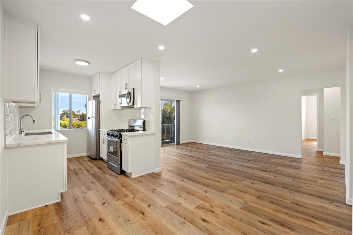 Los Angeles Condo: 2233 S Ridgeley Dr