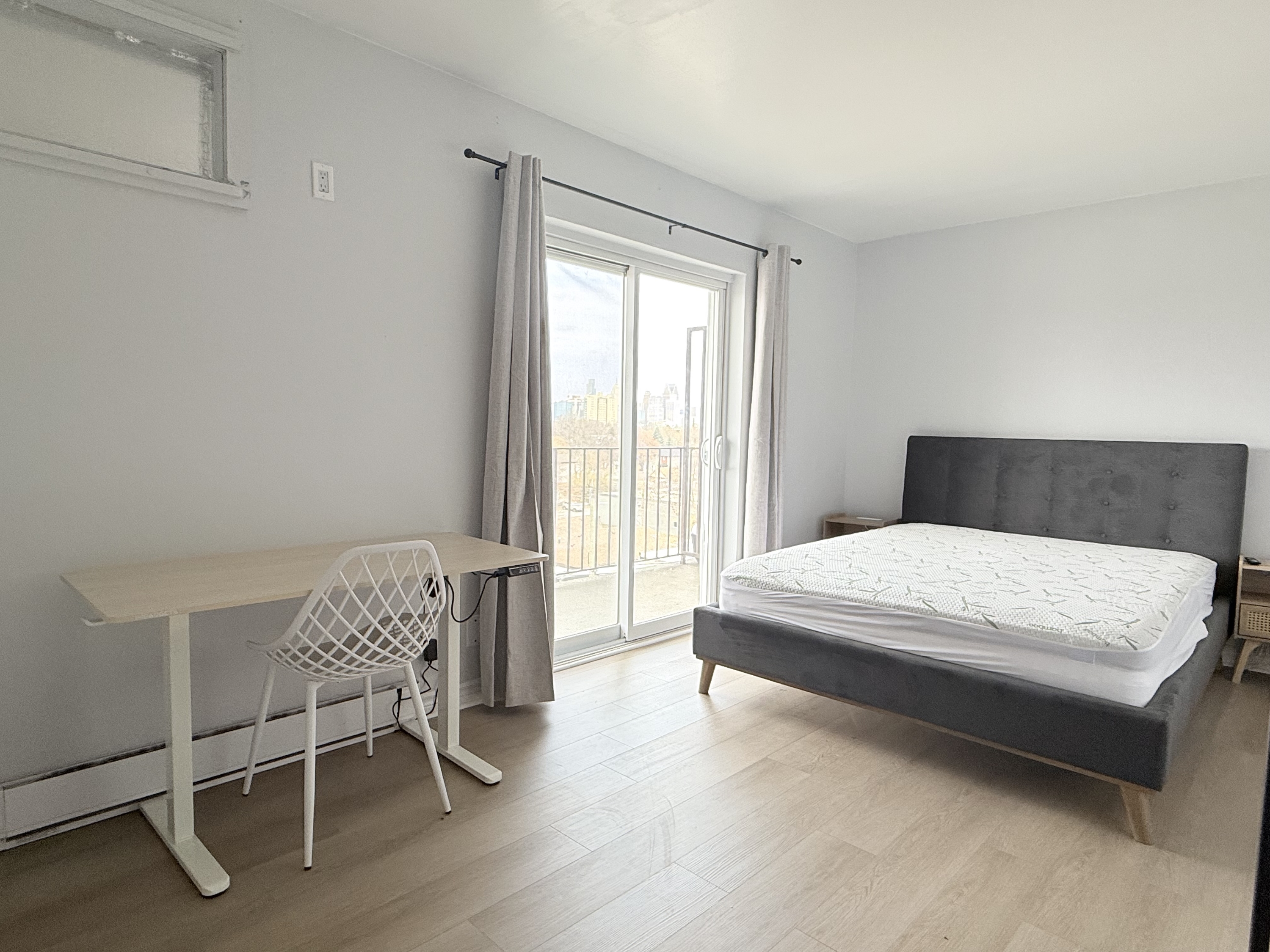 Windsor Condo: 1989 Wyandotte St W