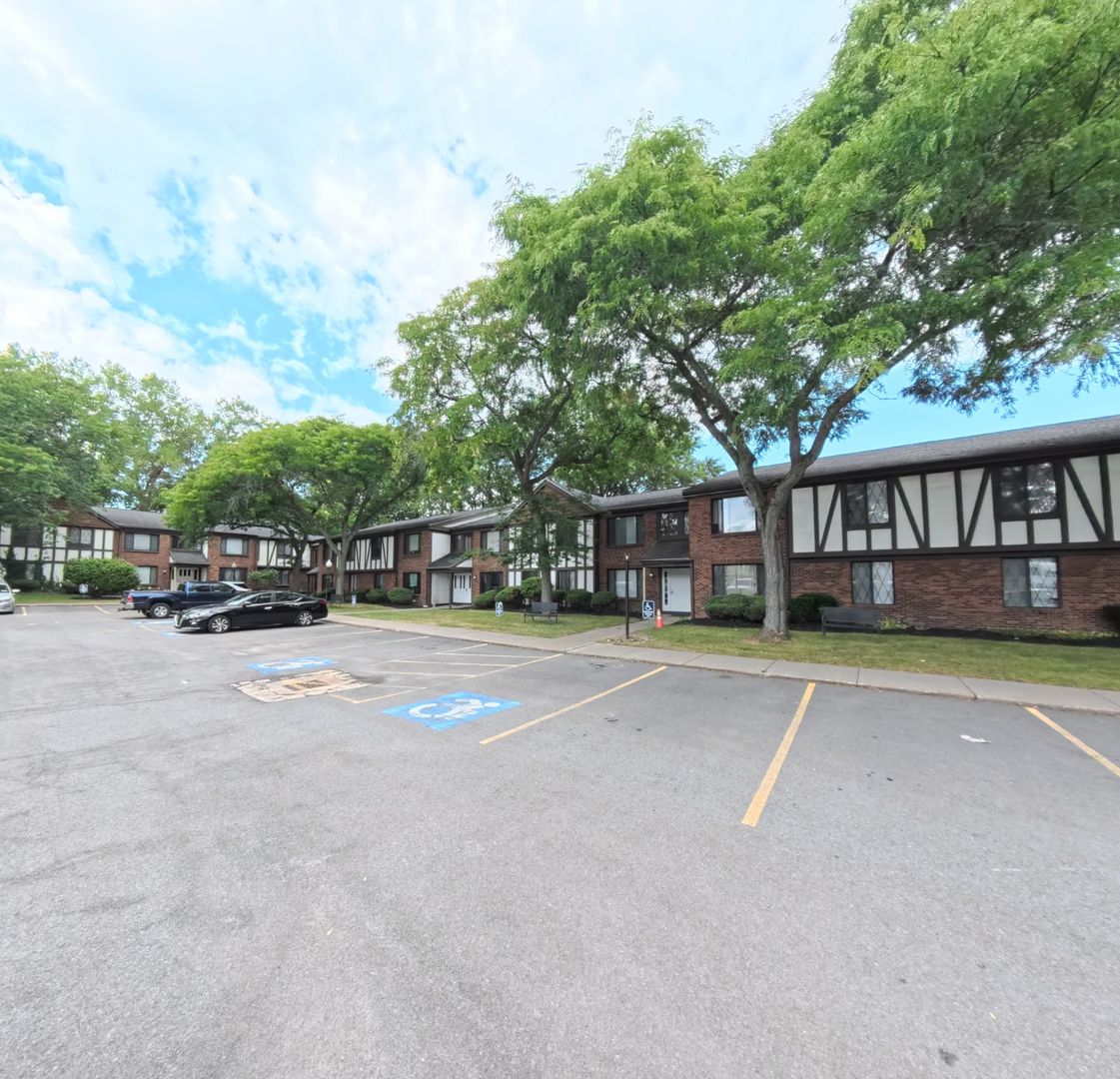 Irondequoit Apartment: 2519 Culver Rd