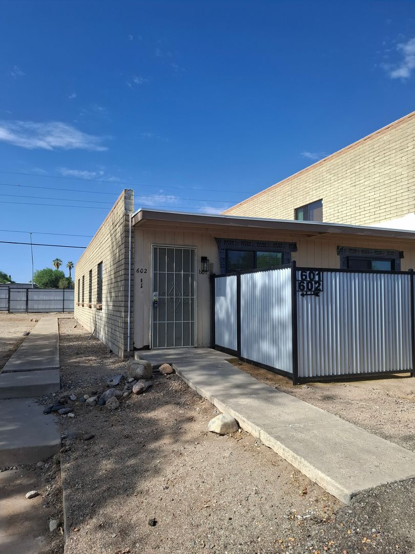 Tucson Condo: 9009 E Broadway Blvd