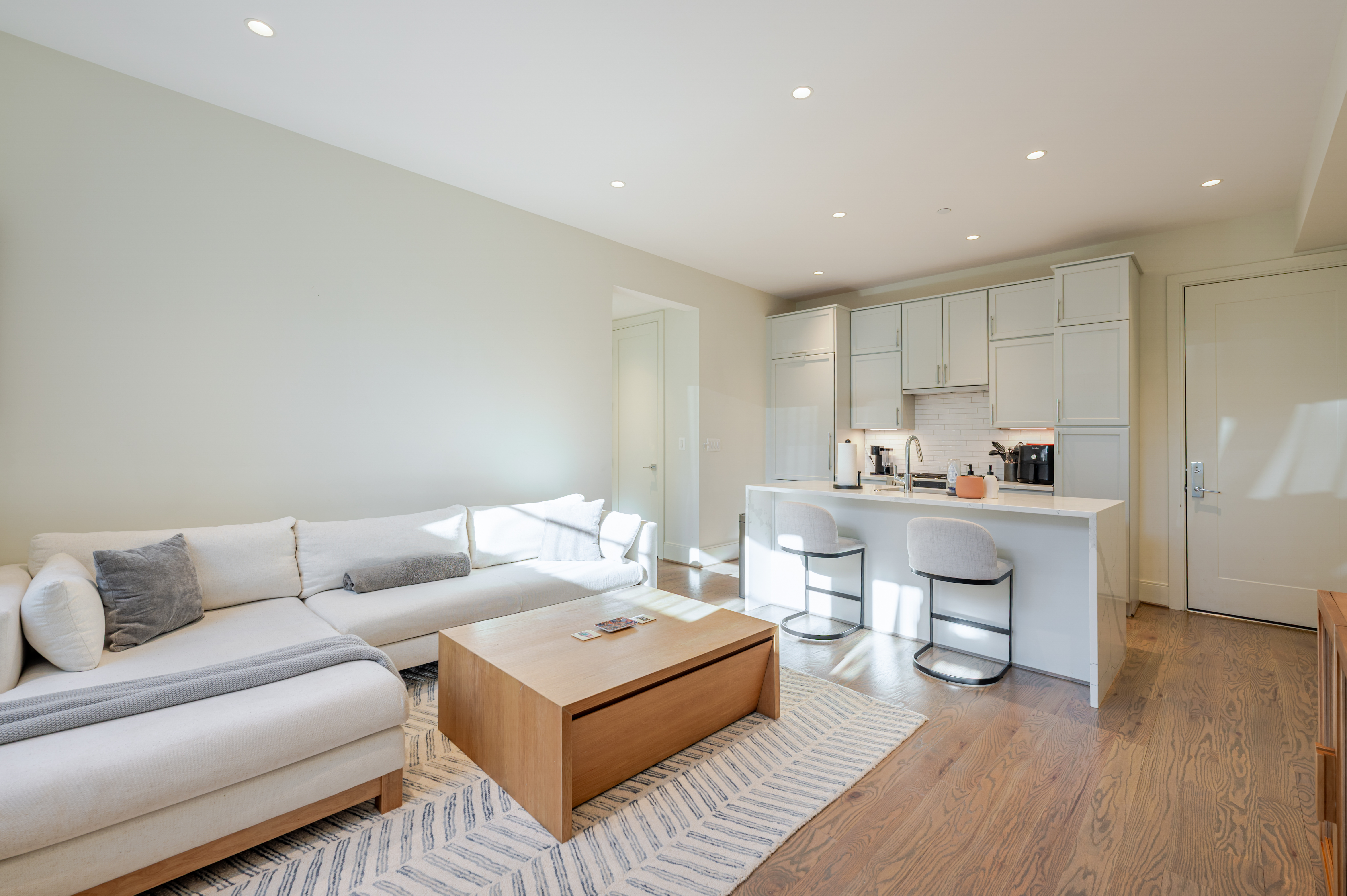 Washington Condo: 270 15th St SE