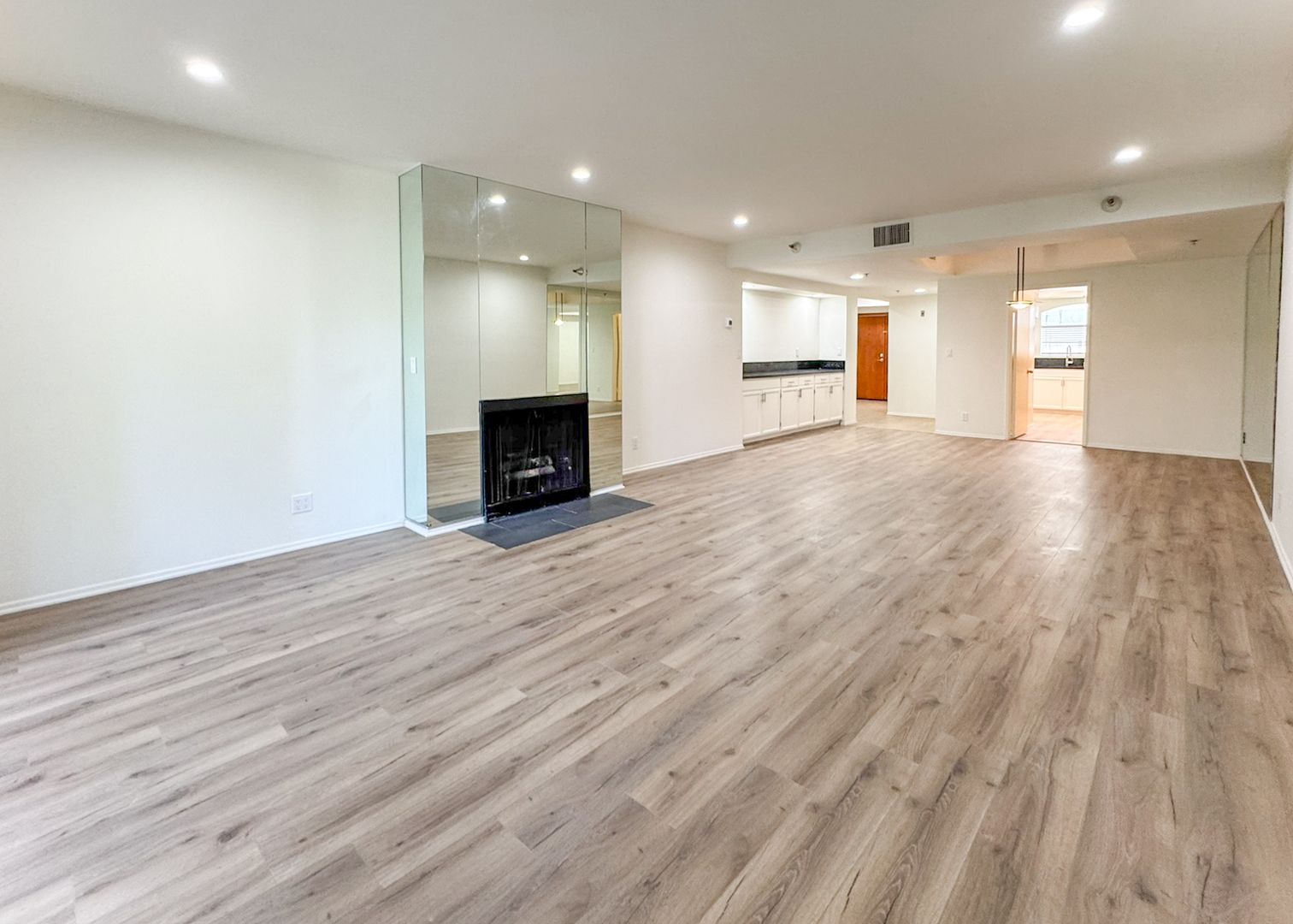 Los Angeles House: 410 S. Barrington Ave.
