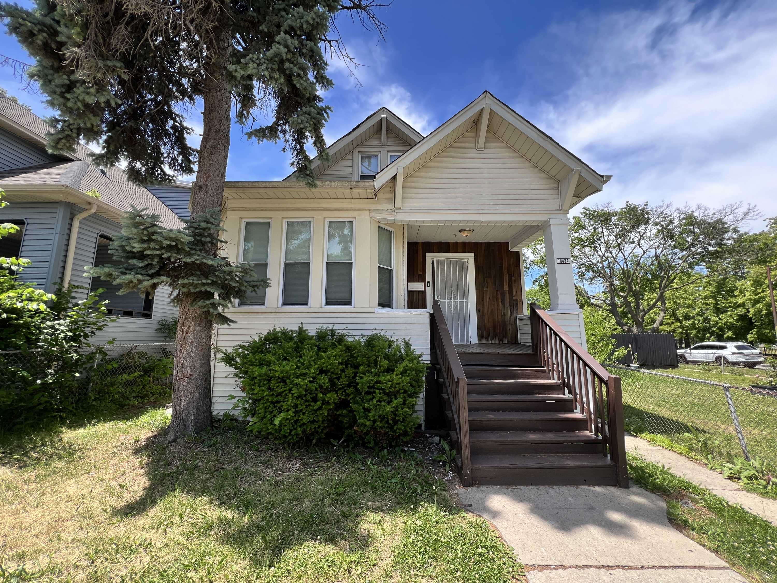 Chicago House: 10434 S State St