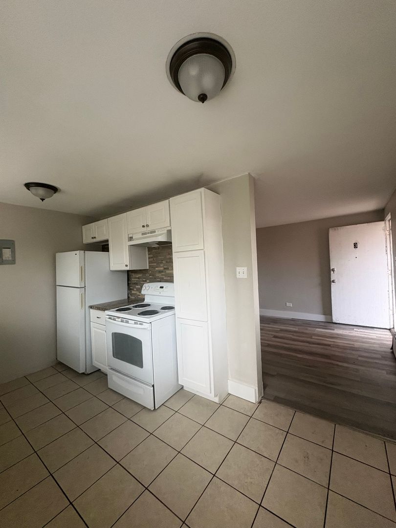 Aurora Apartment: 1475 Macon St