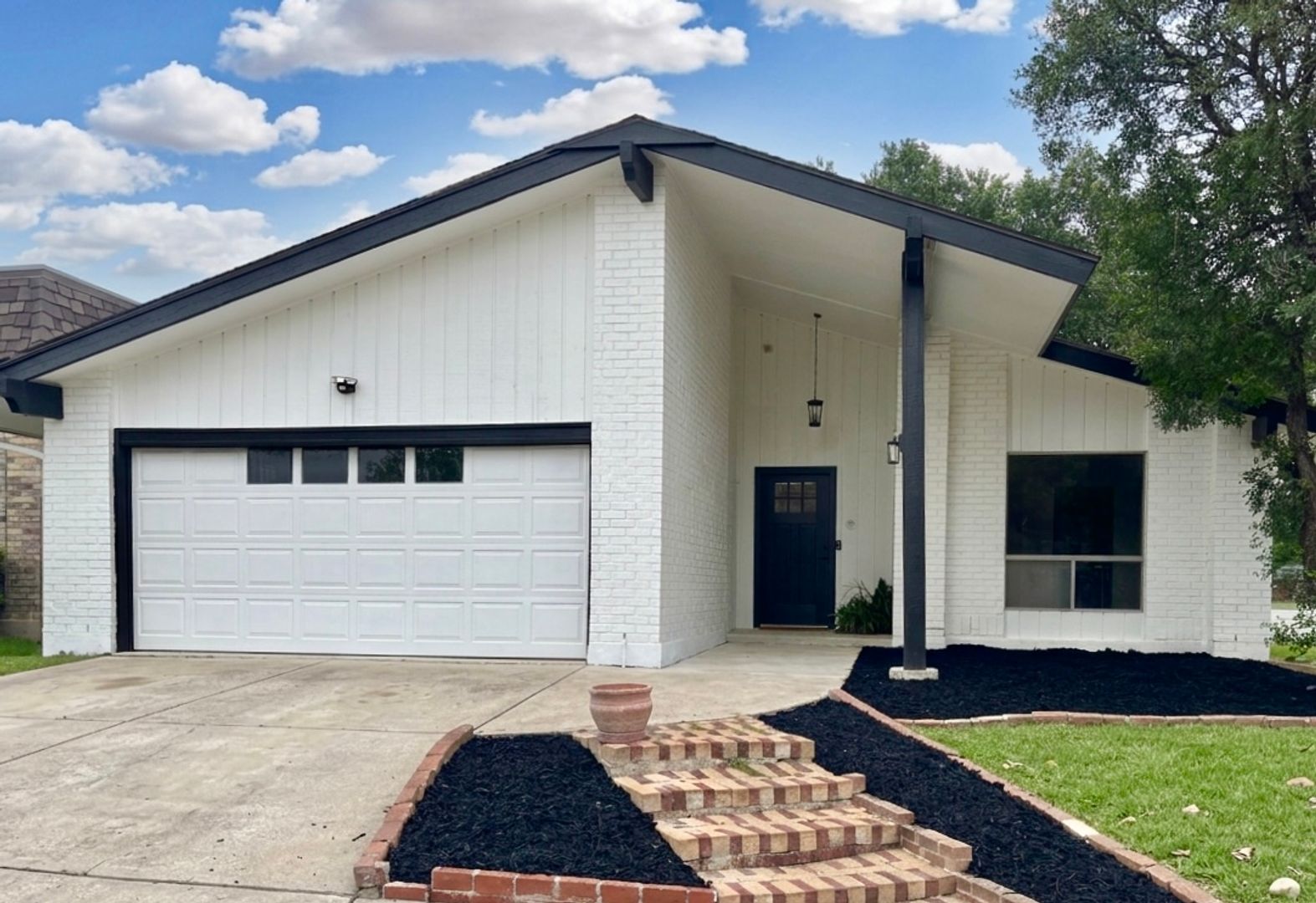 San Antonio House: 5202 Metcalf