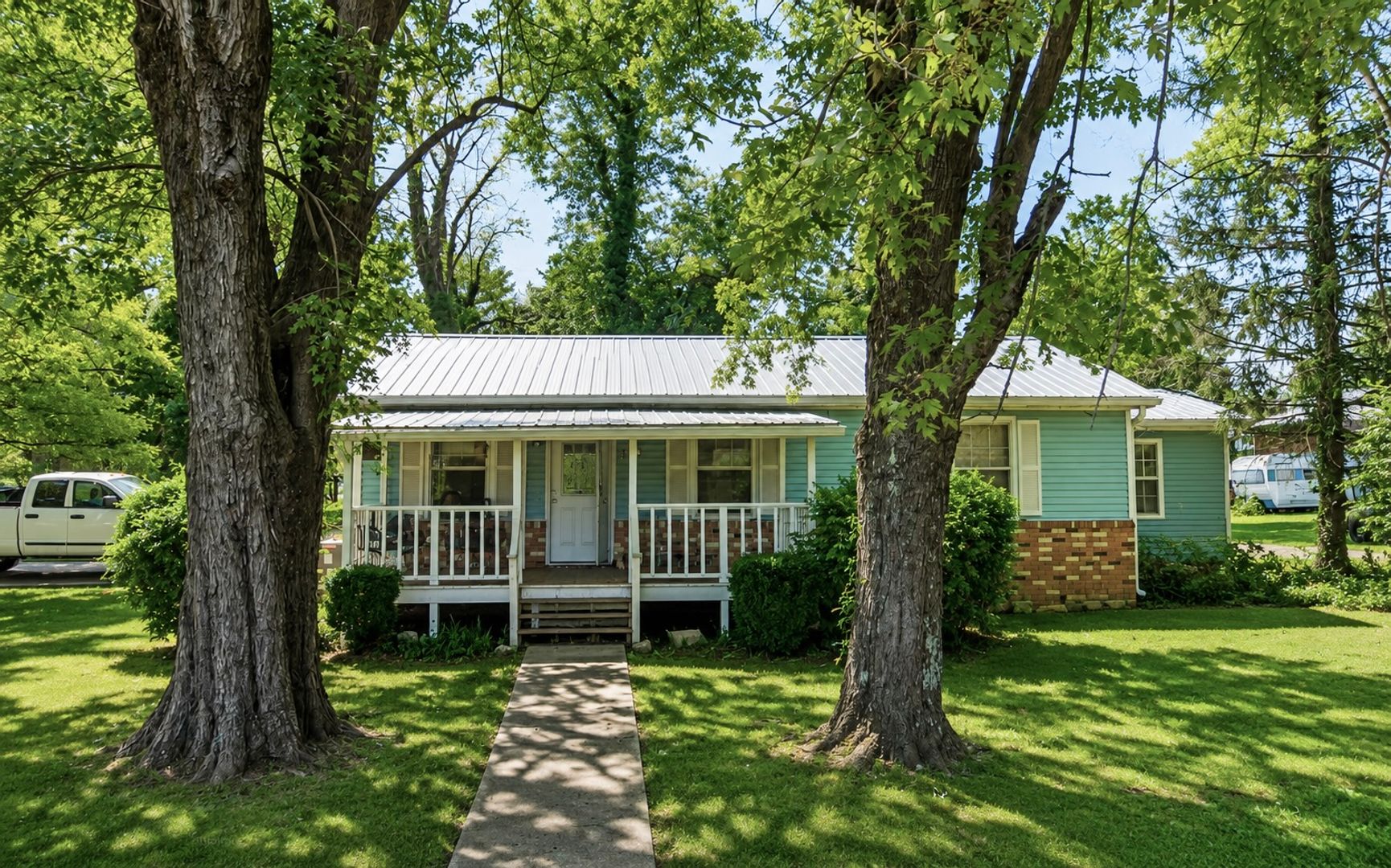 Rock Island House: 310 Friendship Dr