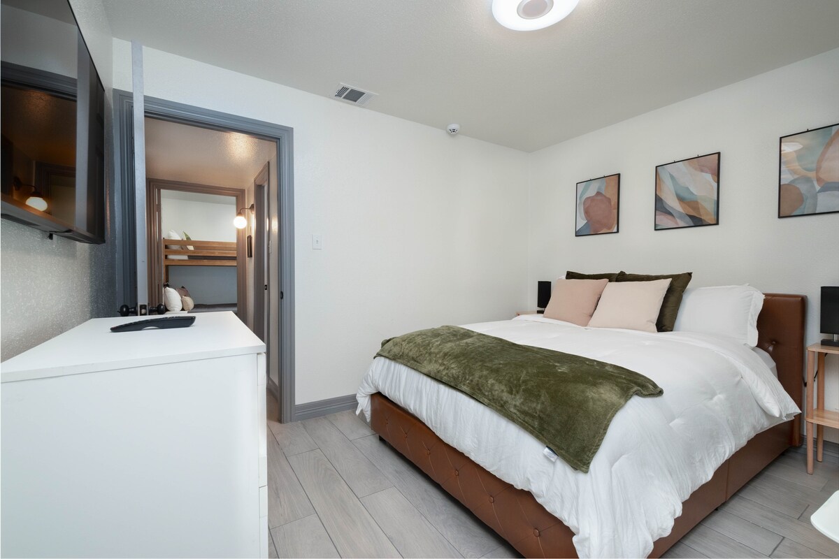 Houston House: 2155 Twinbrooke Dr