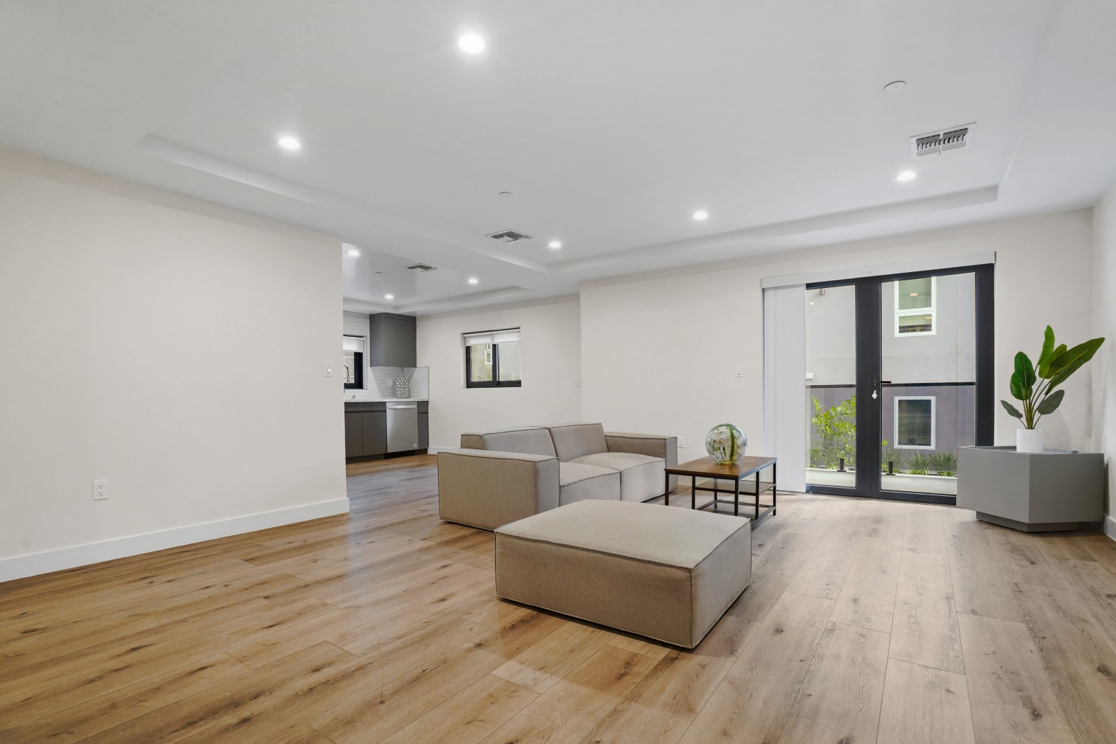 Los Angeles Condo: 848 S Mariposa Ave