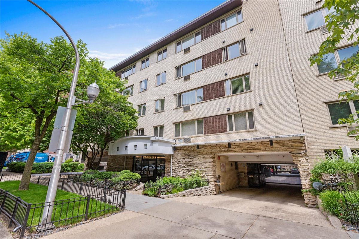 Chicago Condo: 426 WEST Barry Avenue