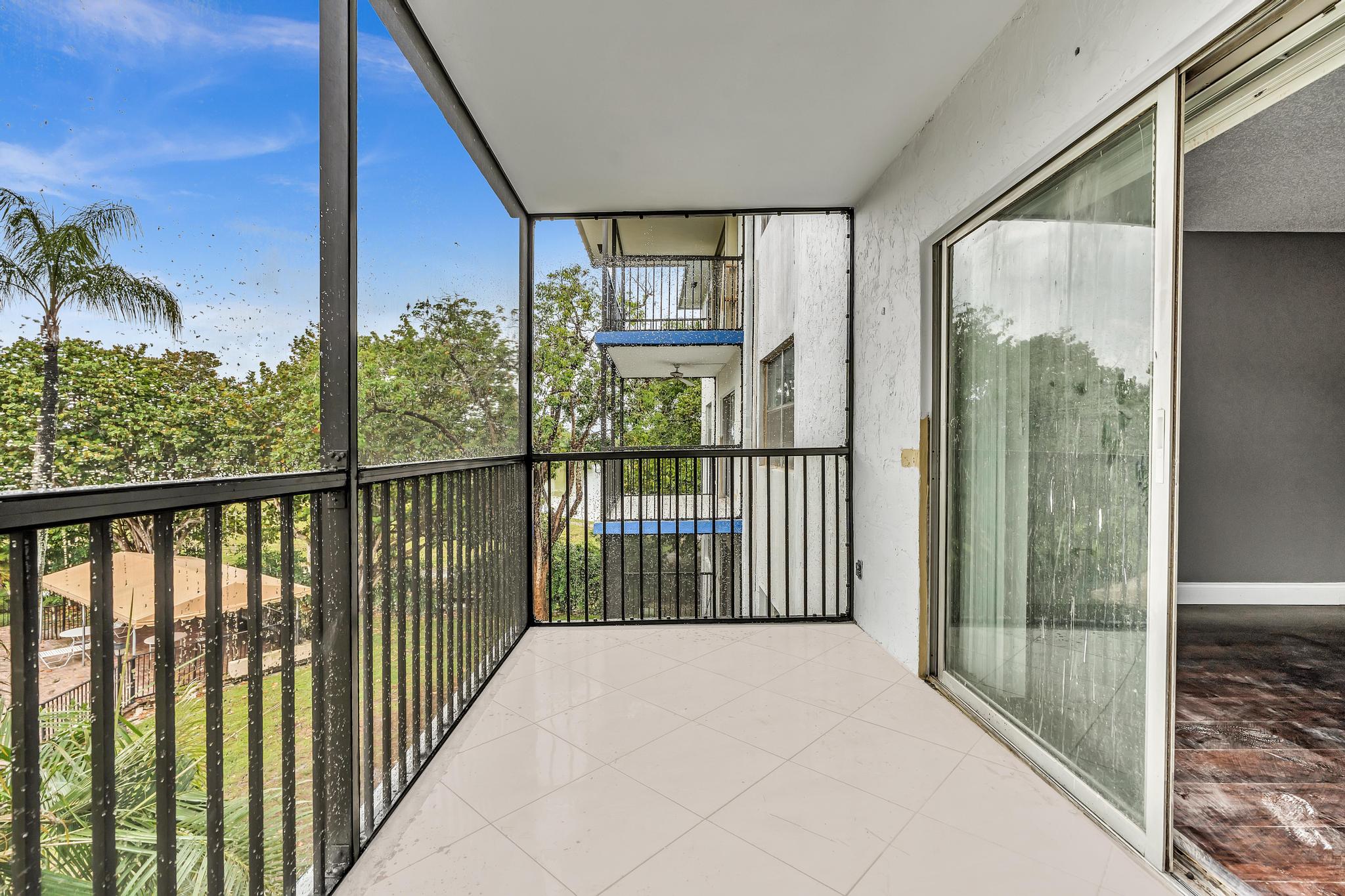 Lauderhill House: 5961 N Falls Circle Dr. 309
