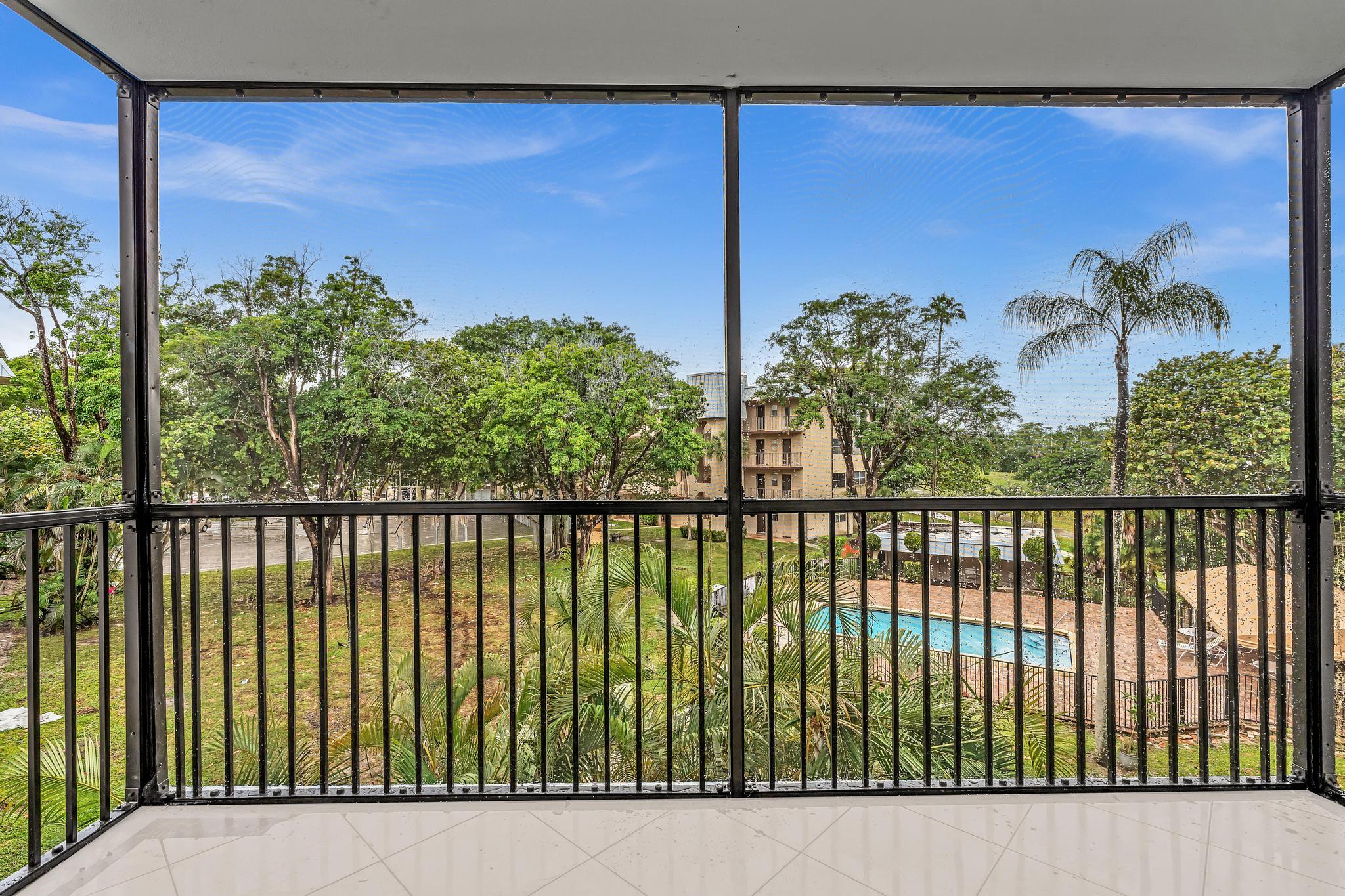 Lauderhill House: 5961 N Falls Circle Dr. 309