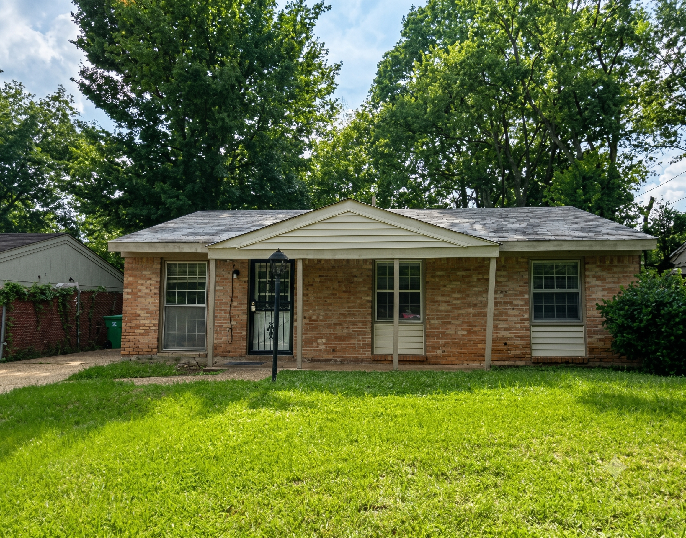 Montgomery House: 3031 La Rhoda St