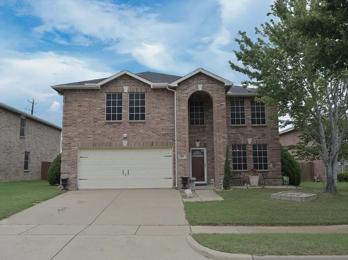 Arlington House: 816 White Fields Way,