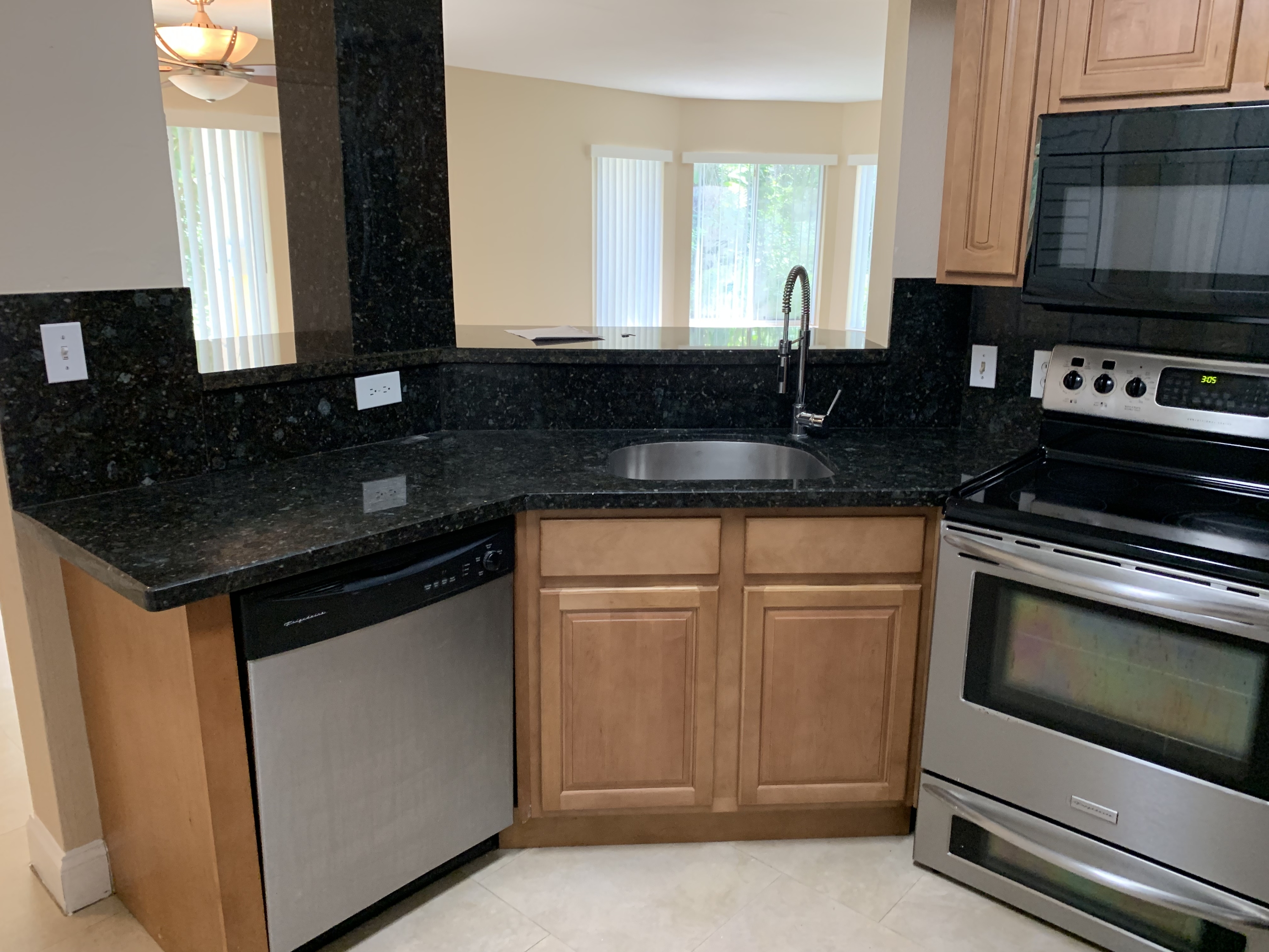 Oakland Park House: 2460 NW 33 St#1701