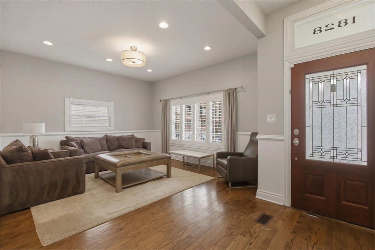 Chicago House: 1828 West Berenice,