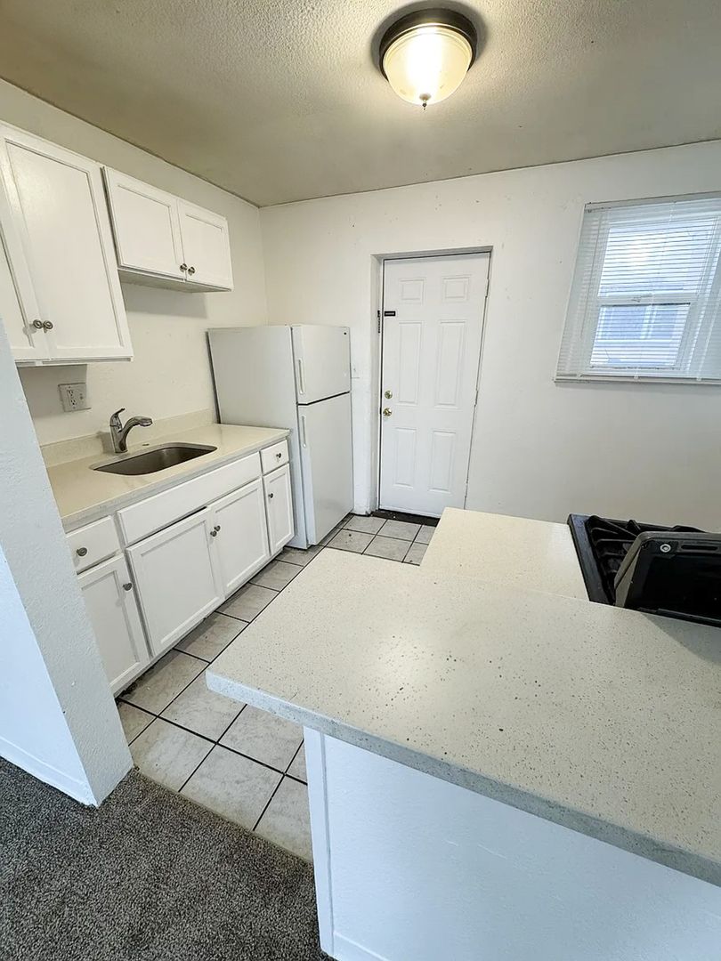 Aurora Apartment: 1409 Clinton St