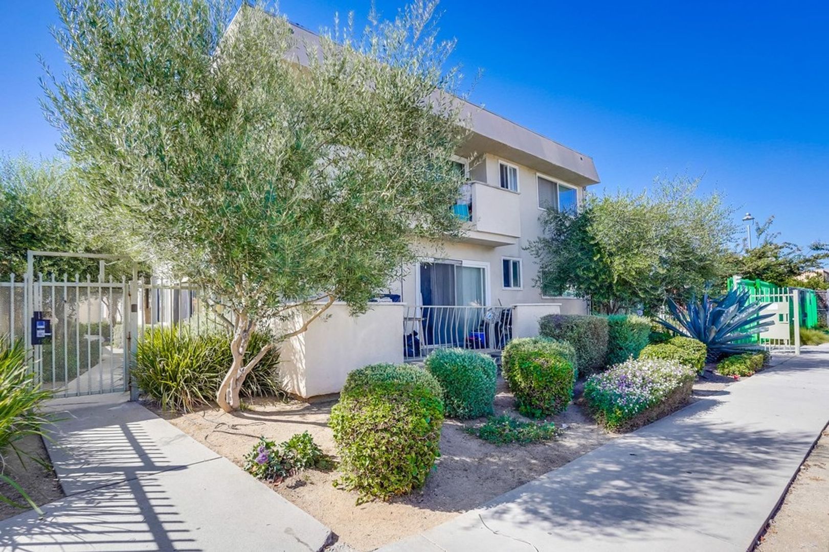 Los Angeles Condo: 6545 Victoria Ave