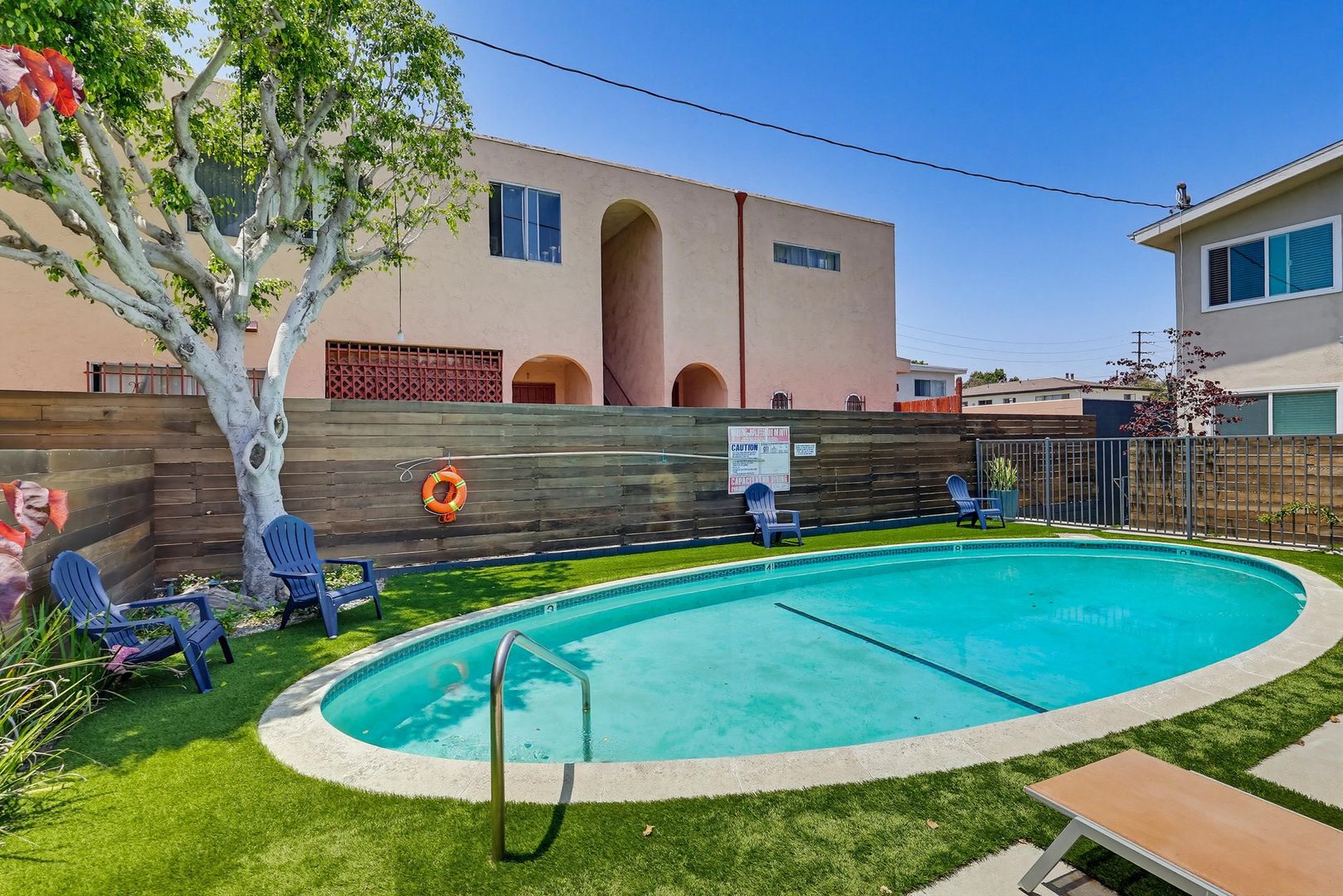Inglewood Condo: 333 W Queen St