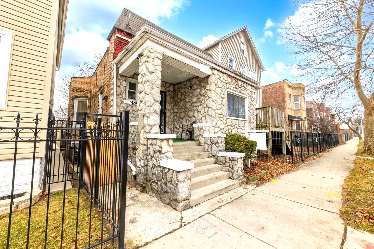 Chicago House: 7423 S Saint Lawrence Ave