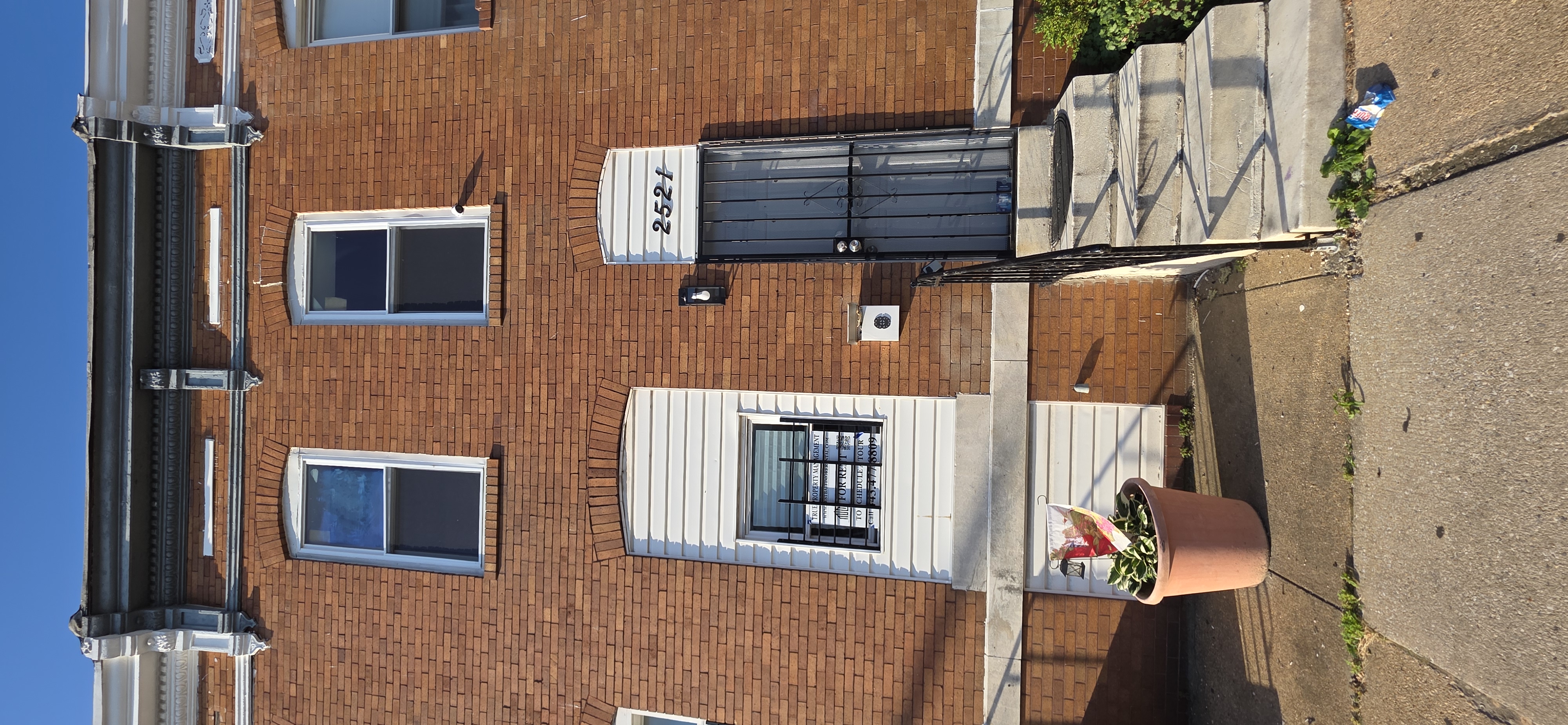 Baltimore Townhome: 2521 E Madison St