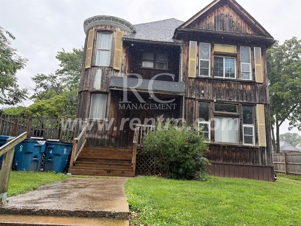 Danville House: 1124-3 Walnut