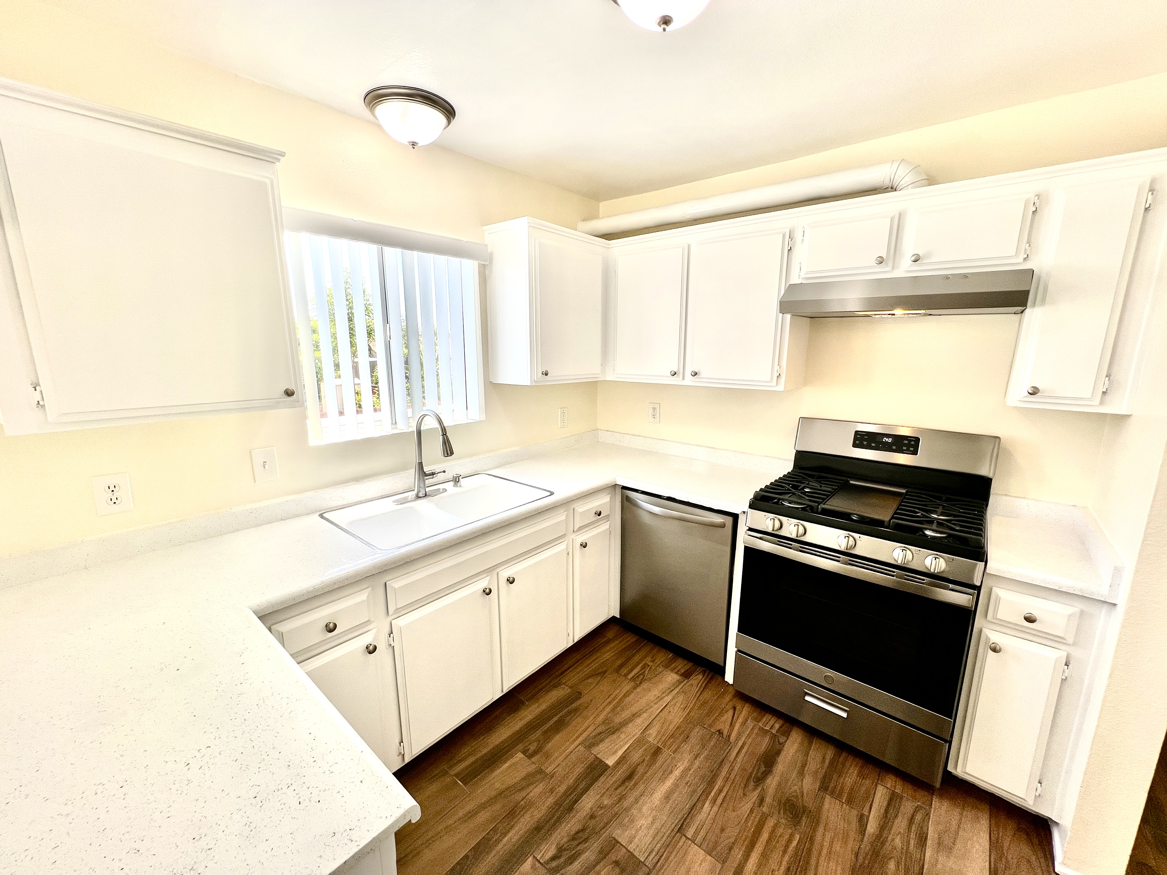 Long Beach Condo: 2916 E South St