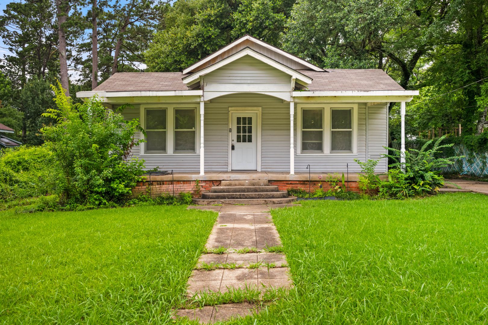 Pineville House: 109 Claiborne St