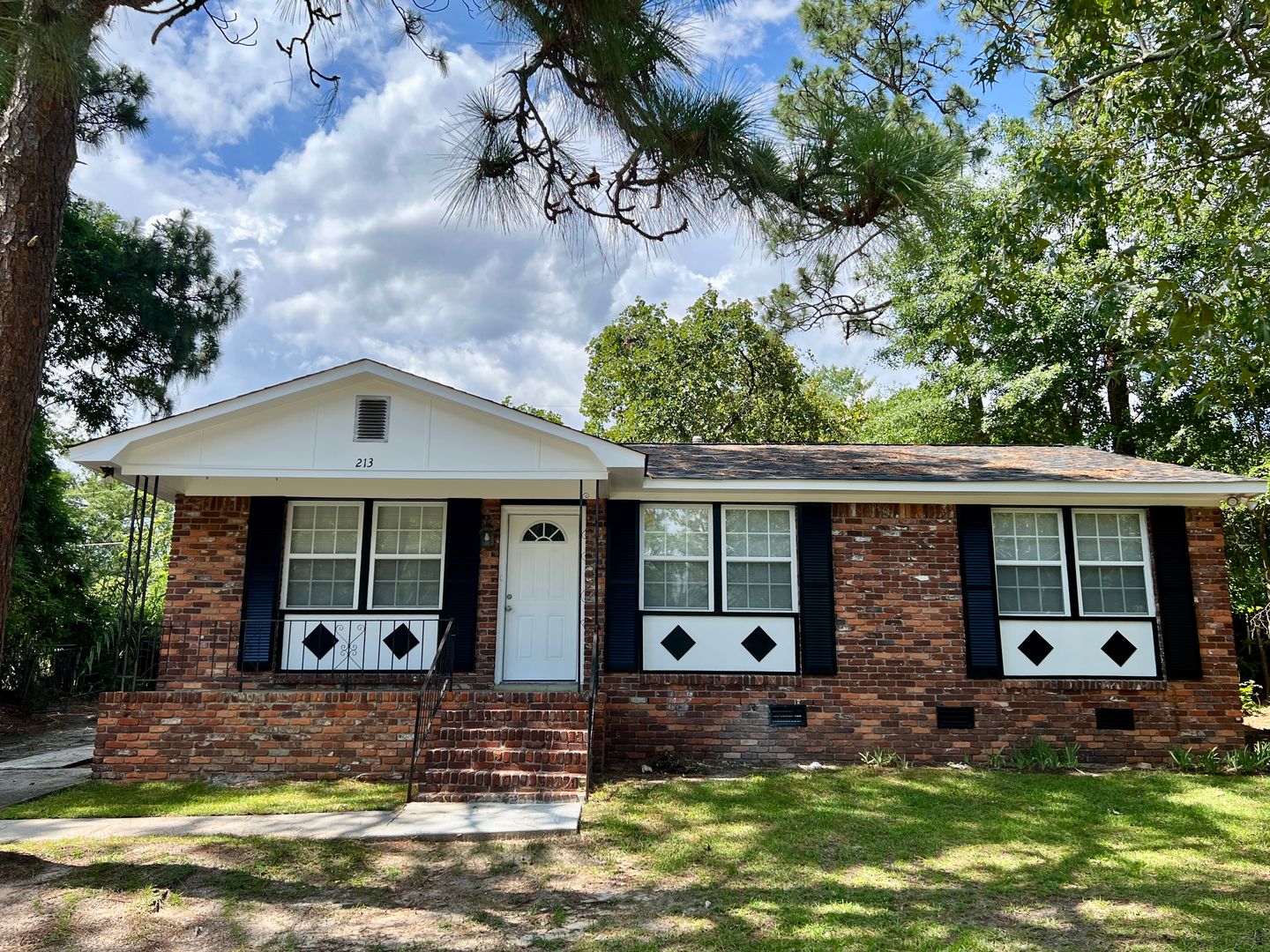Columbia House: 213 Kingnut Drive