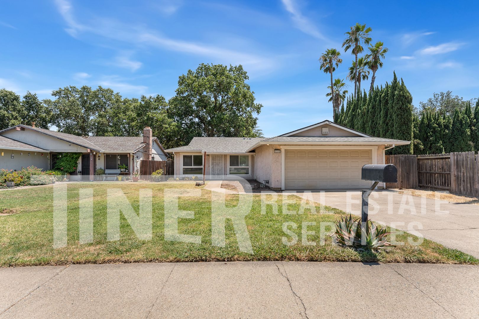 Sacramento House: 9586 Meadowgreen Circle