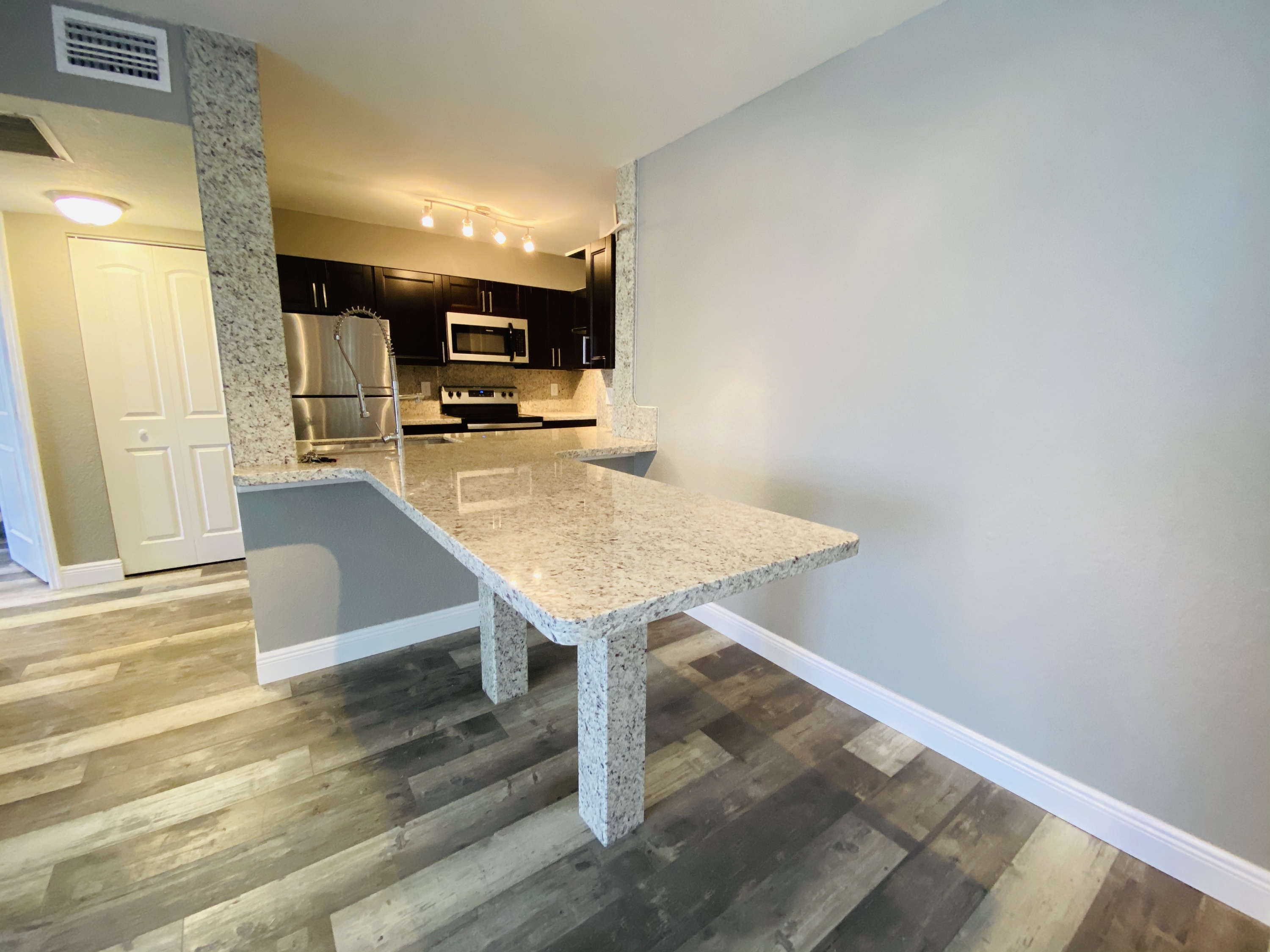 Oakland Park House: 2810 N Oakland Forest Dr#104