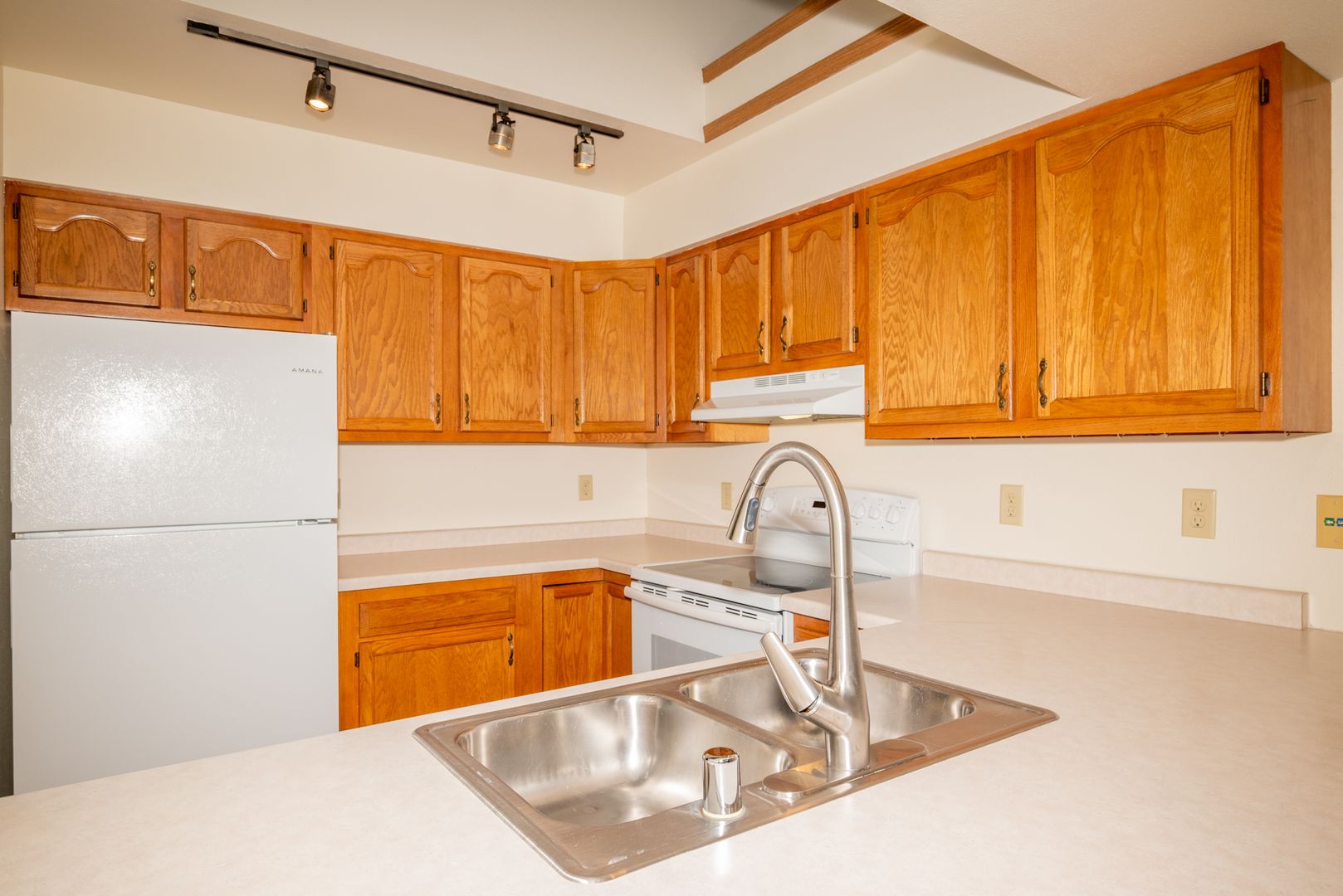 Madison Apartment: 1609 N Thompson Dr