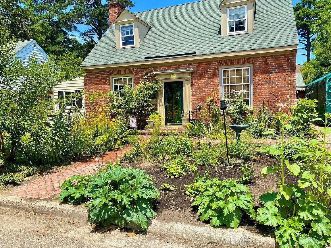 Williamsburg House: 111 Washington St