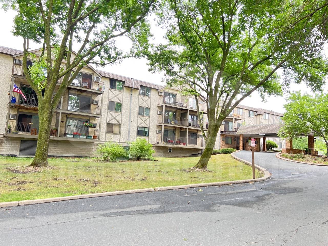 Plymouth Condo: 1304 W Medicine Lake Dr