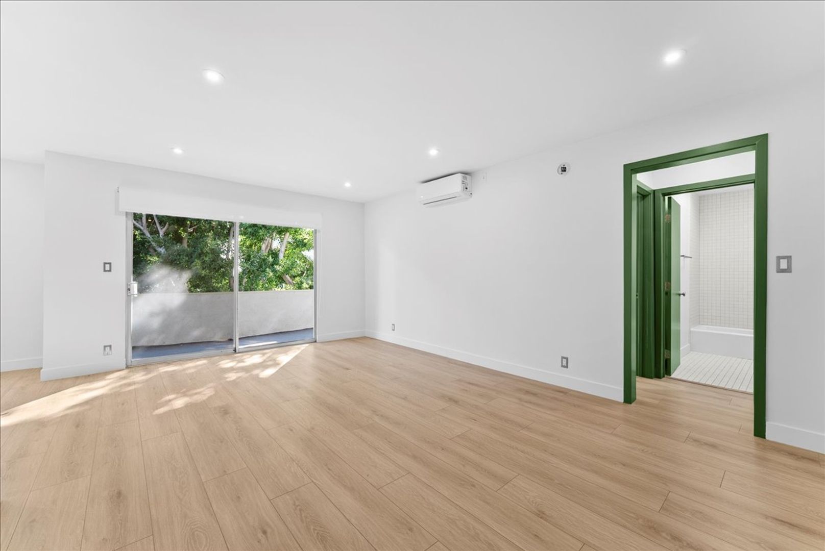 Los Angeles Apartment: 6615 Franklin Ave