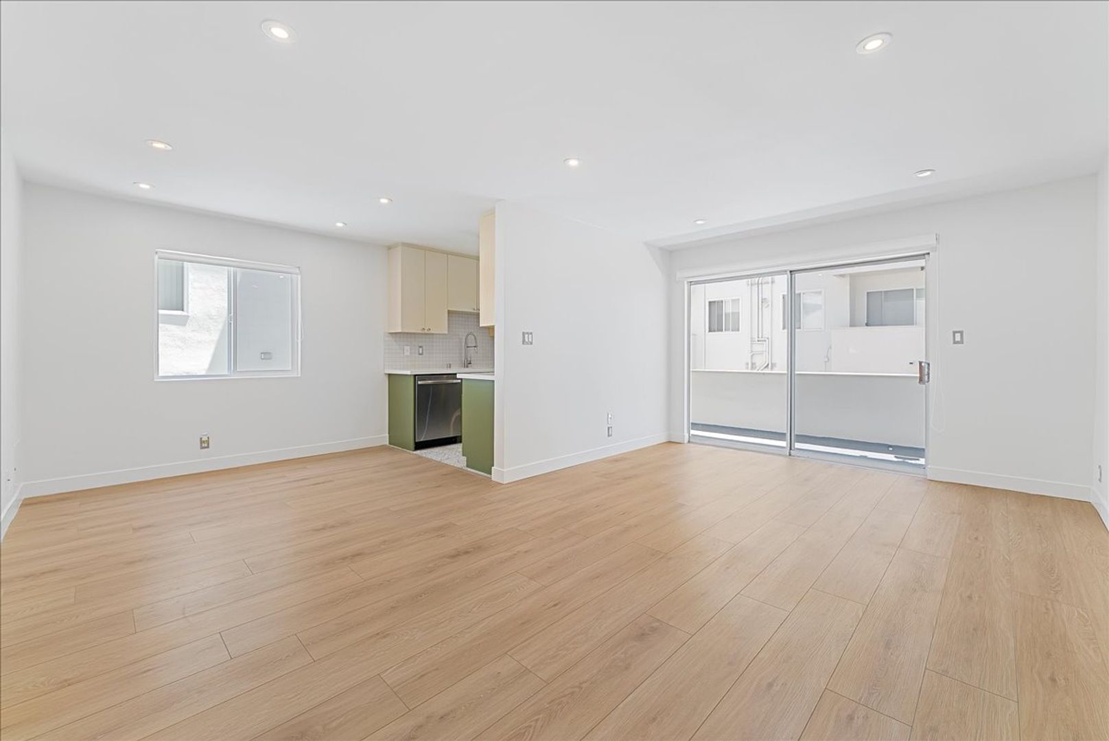 Los Angeles Apartment: 6615 Franklin Ave