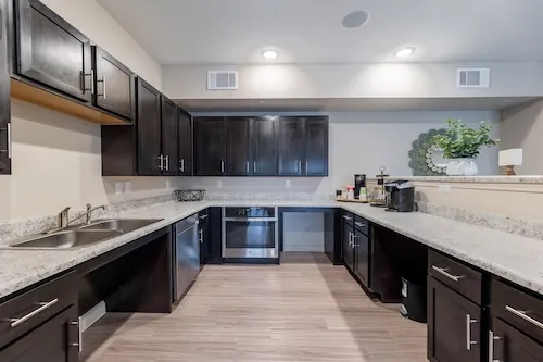 Manor Condo: 600 W Parsons St