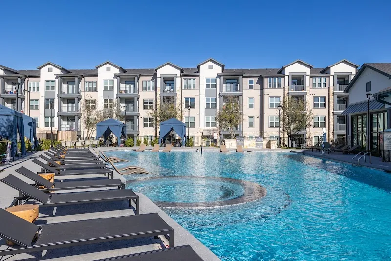 Del Valle Condo: 4700 Ross Rd